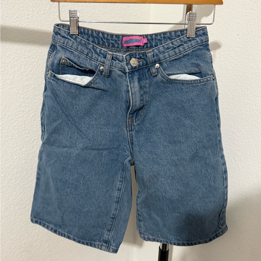 Edikted Blue Denim Shorts Women’s mid- length Shorts Casual Size XS - Picture 2 of 4